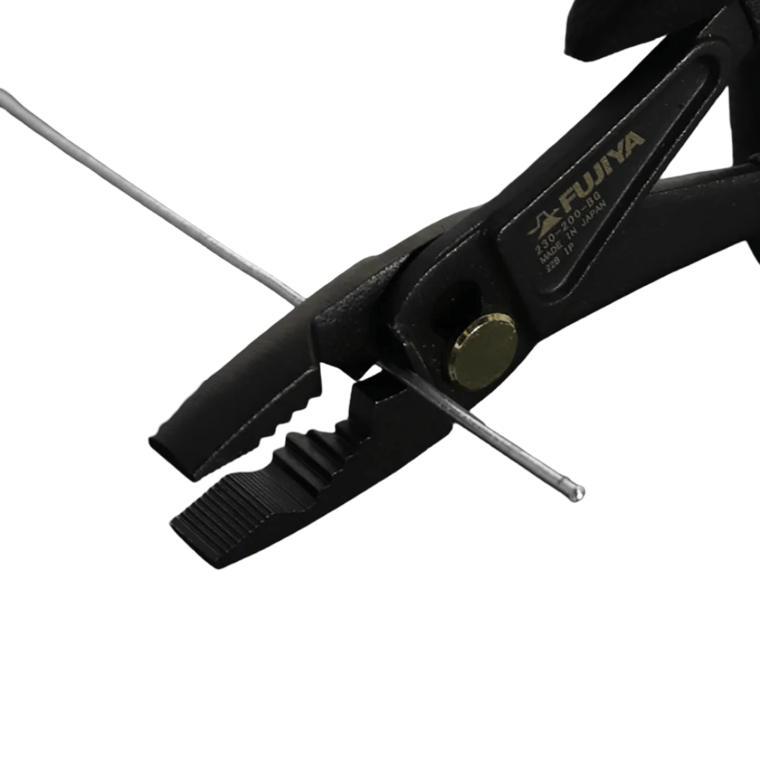 Cutting cable with Fujiya 230-200BG pliers – multipurpose electrician tool
