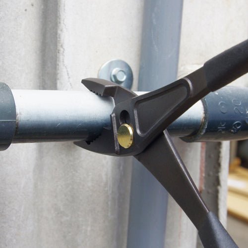 Side grip on pipe using Fujiya 230-200BG – heavy-duty slip joint design