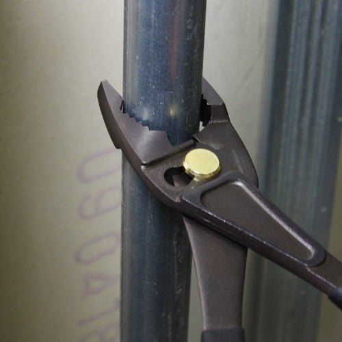 Fujiya 230-200BG gripping metal pipe – slip joint pliers in action