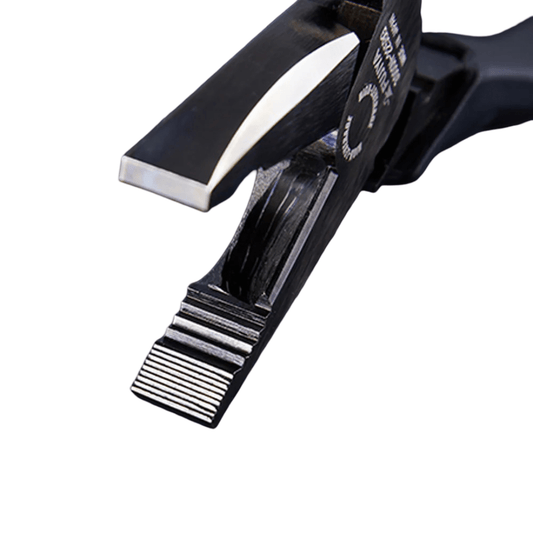 Close-up of jaw design on Fujiya 3000N-225BG pliers – precision-machined teeth