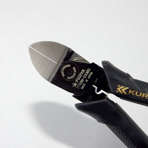 Close-up of cutting blade on Fujiya 7700N-200BG – micro-beveled for precision