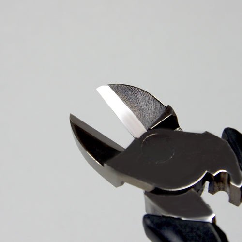 Open blade detail of Fujiya 7700N-200BG cutters – sharp, flush-cut jaws for tight work