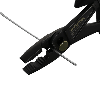 Cutting cable with Fujiya 230-200BG pliers – multipurpose electrician tool