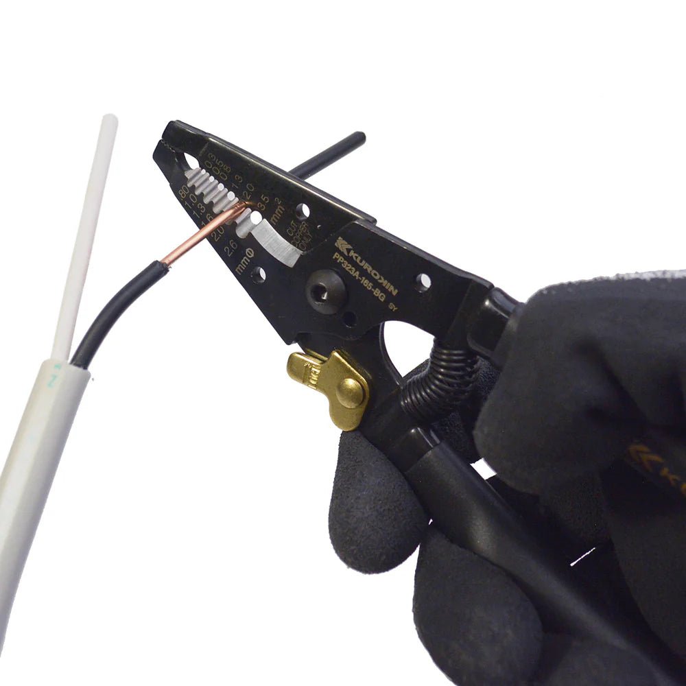 Cutting wire insulation with Fujiya PP323A-165BG – shown in real use